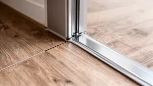 Wykończenie paneli przy futrynie metalowej