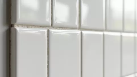 Wykończenie płytek przy ścianie